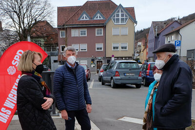 SPD-Landtagskandidatin Annegret Lang und Hans-Martin Haller, ehemaliger Albstädter Oberbürgermeister, im Gespräch.